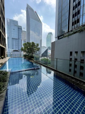 High Condo with Balcony & King Bed in Phrom Phong